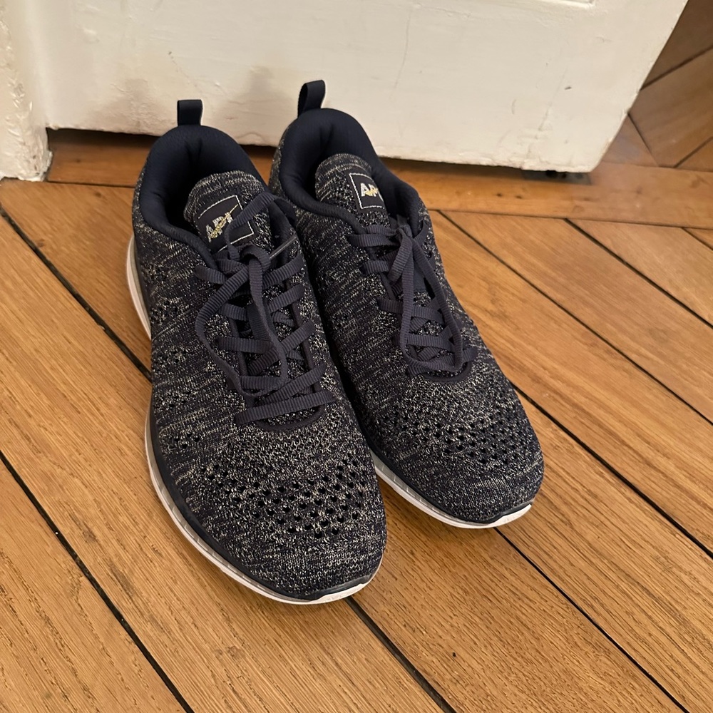 APL Techloom Pro Sneaker Shoes: Midnight
Blue/Gold 7 Mens/39 or 8.5 Womens New